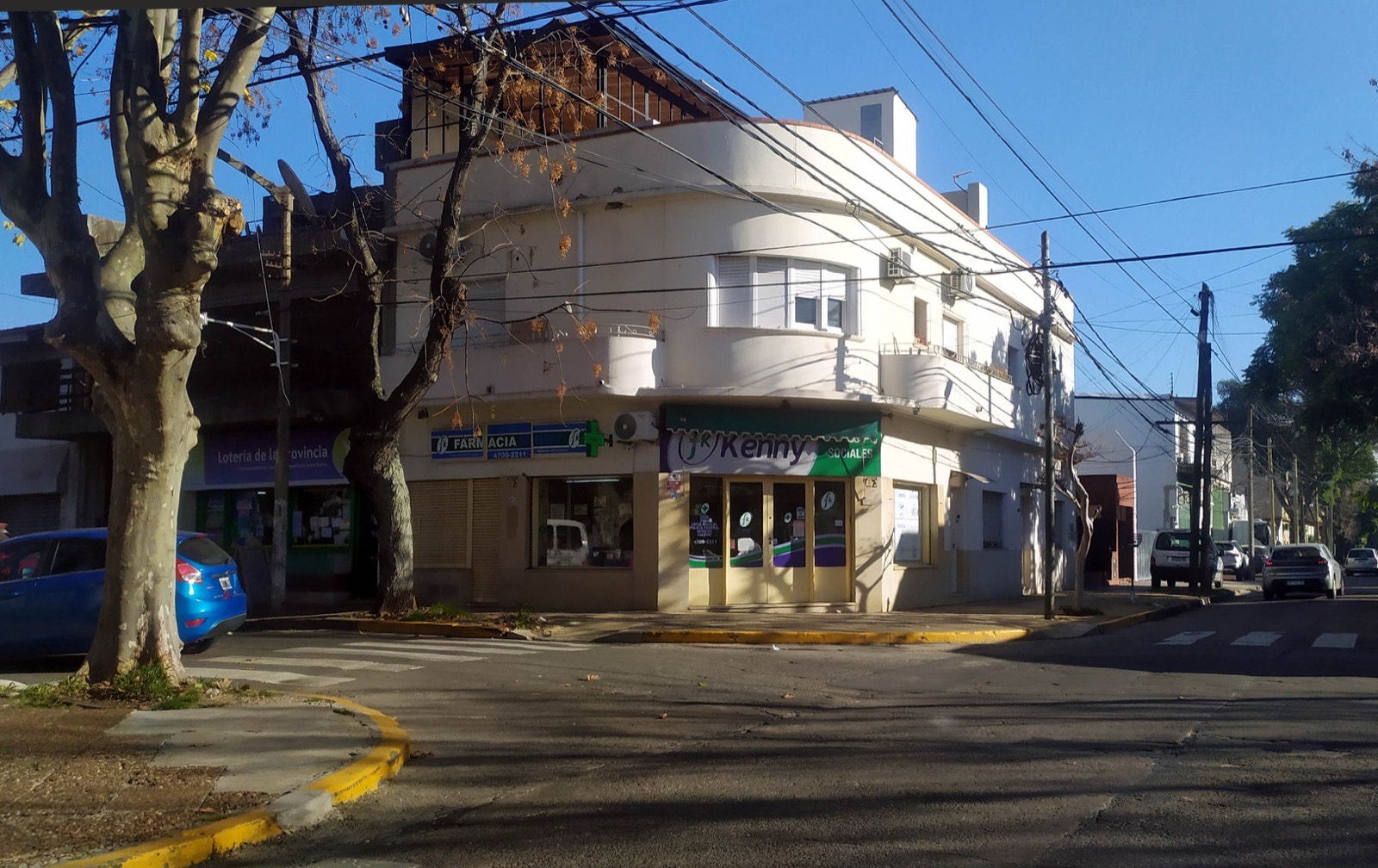Farmacia de barrio en una esquina de Buenos Aires
